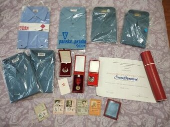RETRO košile ČSAD s visačkami a odznaky-nález z půdy