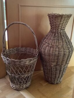 Velká proutěná váza a velký proutěný košík