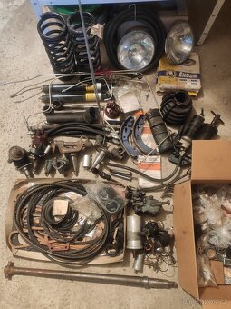 Různé náhradní díly pro auto Škoda 100