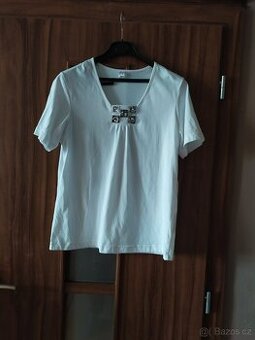 hezká bílá halenka