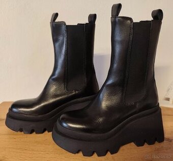 Nové kožené boty na platformě Badura 37