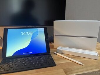 iPad s klávesnicí a Apple Pencil