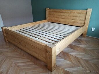 Smrková dřevěná postel na míru