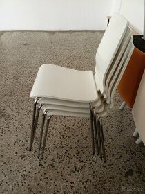 Čtyři bílé židle