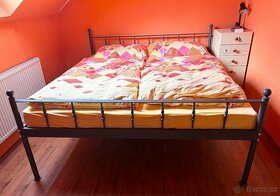 Kovová postel s matracemi - 1