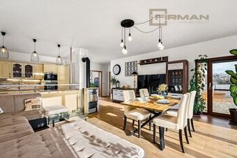 Prodej moderní dřevostavby 4+kk s  vyhřívaným bazénem, okras