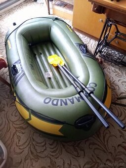 Nafukovací gumový člun Commando 200 včetně vesel