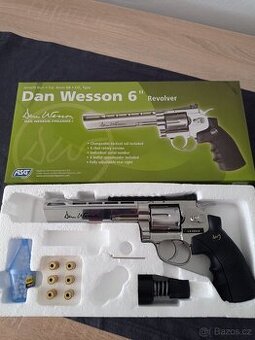 Airsoftovy revolver