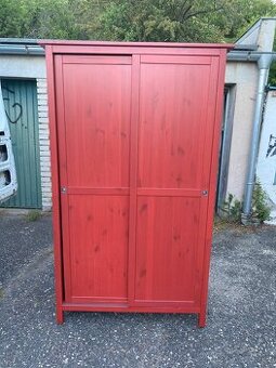 Šatní skříň IKEA Hemnes- červené mořidlo