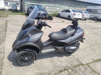 Piaggio MP3 500 stačí řidičské oprávnění sk. B na auto