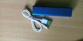 Power banka 2200 mAh plně funkční i s kabelem