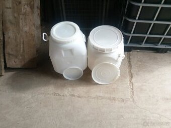 Plastové sudy o obsahu 55 a 53 litrů