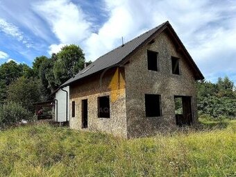 Prodej stavebního pozemku o výměře 800 m² s rozestavěnou sta - 1