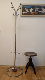 funkcionalismus chromov. věšák a klavírní stolička