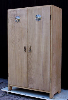 Starožitná  skřínka, špajzka