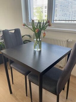 Jídelní stůl SANDSBERG a 2 židle LEILA