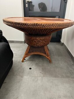 Ratanový jídelní stůl a židle