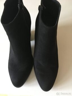 Kotníčkové kozačky černé semišové