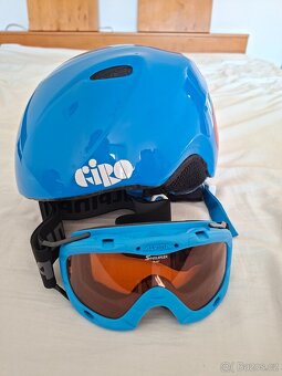 Lyžařská helma, brýle
