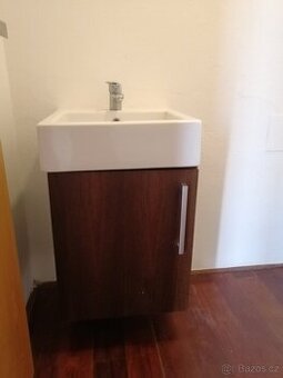 umyvadlo se skříňkou