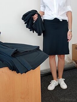 25 ks černých sukní, různé velikosti