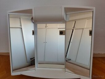 Koupelnová zrcadlová skříňka - se zrcadlem, zásuvkou