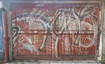 Dvoukřídlá garážová vrata