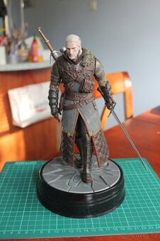 Zaklínač Geralt z Rivie v medvědí zbroji