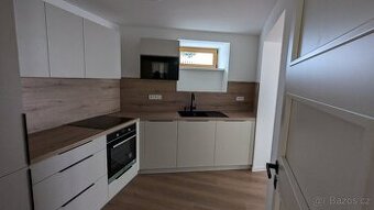 Ateliér v přízemí s předzahrádkou 2KK (54,9 m2), Bystřany