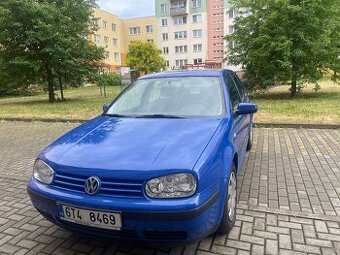 modrý Volkswagen Golf 1,6