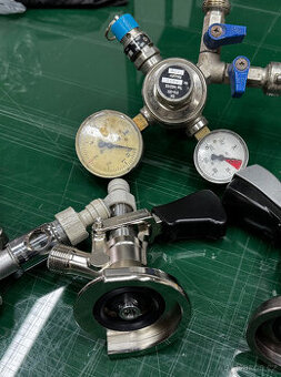 Narážecí hlava a redukční ventil CO2