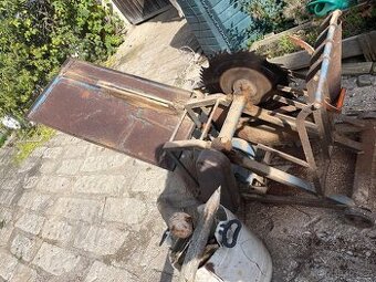 Cirkulárka, velký stůl a kolíbka, kryt kotouče