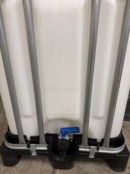 Čisté IBC nádrže na vodu 600 litrů