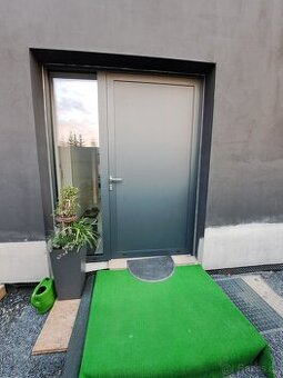 Prodám vchodové dveře plné s bočním prosklením.