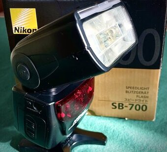 Blesk NIKON SB 700