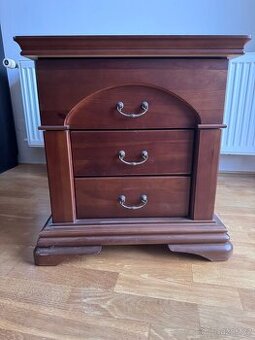 Noční stolek z masivního dřeva