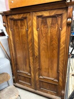 Stará šatní skříň