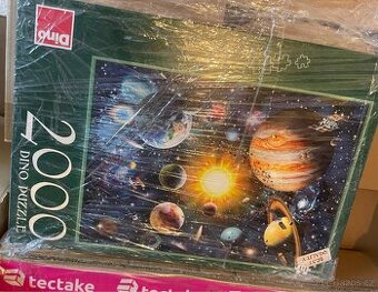 Puzzle 2000 dílků Sluneční soustava a rolovací podložka