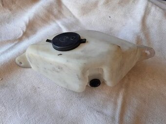 Peugeot 205 - nádobka kapaliny ostřikovačů