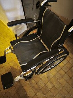 Invalidní vozík AT52311 – ultralehký, skládací 46 cm