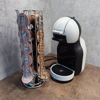 Kávovar Krups na kapsle Nescafé Dolce Gusto + stojan a káva