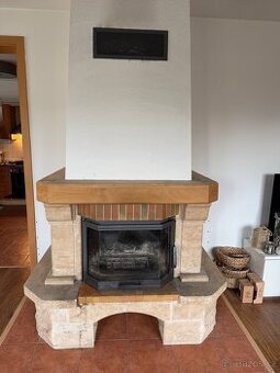 Prodám krb s krbovou vložkou – masivní kámen + dřevěná římsa