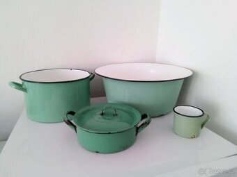 Staré, zelené, smaltované nádobí