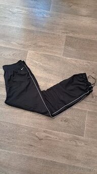 Hezké dámské sportovní tepláky Nike