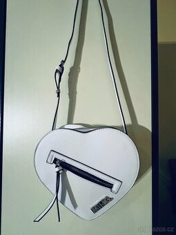 Kabelka MTNG ve tvaru srdce