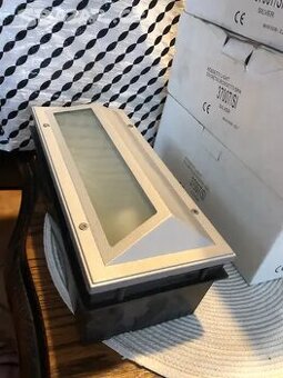 Zahradní vestavěné -zápustné osvětlení domu, plotu