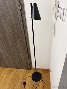 Lampa Jysk stojací černá,výška 147cm, Praha