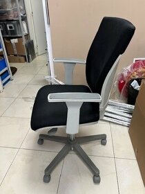 Polstrovaná kancelářská textilní židle s područkami černá