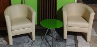 Prodám 2 koženková křesla a k tomu malý stolek