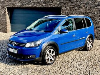 Volkswagen Touran 1.6 TDi Cross, výhřev, Bi-xenony, senzory